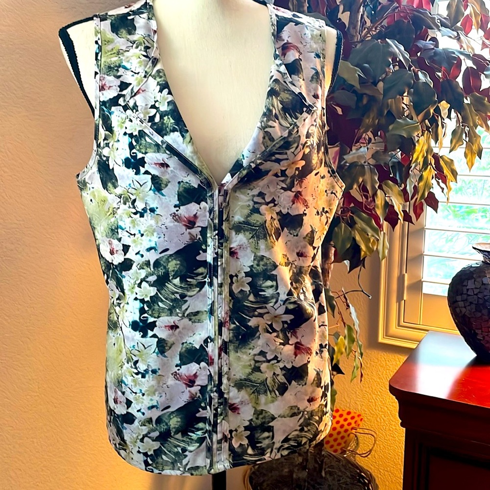Sanctuary Medium sleeveless V neck folded collar floral blouse